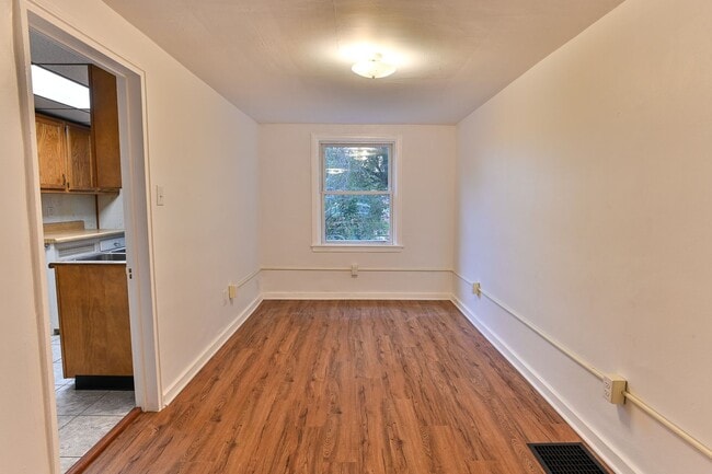 Building Photo - 3 Bedroom with Parking on Berryhill