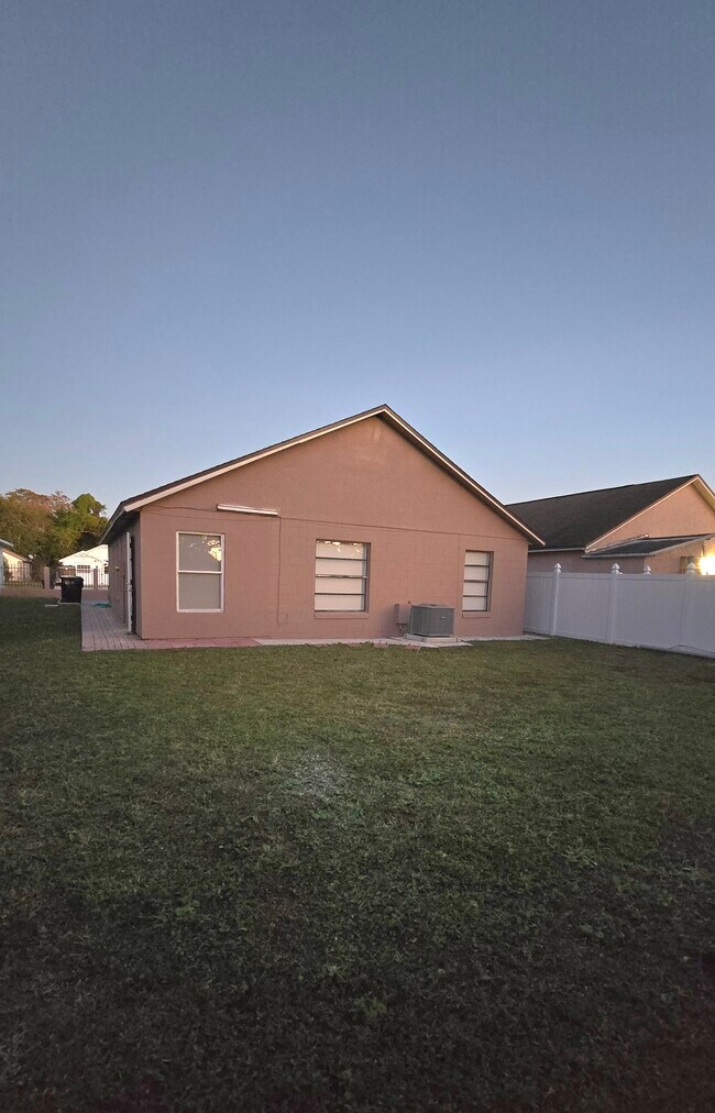 Building Photo - 846 Grenadier Dr