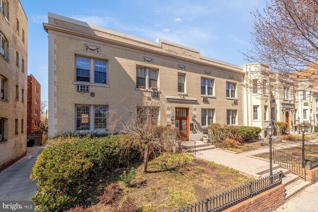 Building Photo - 3022 Wisconsin Ave NW