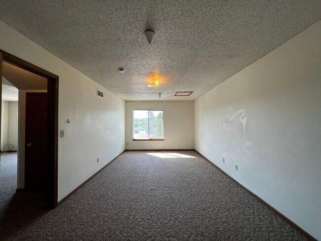 Building Photo - $1,800 | 3 Bedroom, 2 Bathroom Apartment |...
