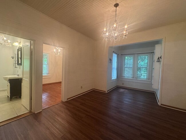 Building Photo - Spacious 3 bedroom