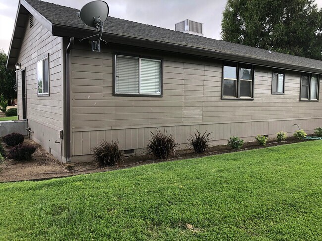 Building Photo - 1980 Sultana Dr