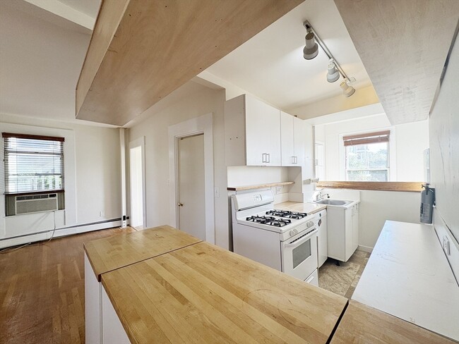 Building Photo - 253 Webster St