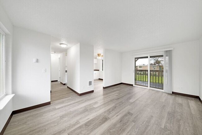 Building Photo - 2 bedroom 1 bath in Milwaukie!! 1st month free!