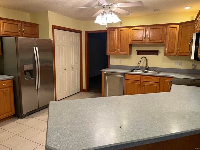 Building Photo - 6655 Oak View Ct