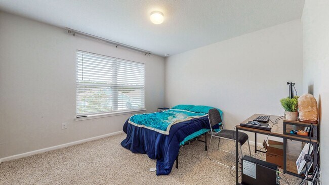 Building Photo - 5 Bedroom / 3 Bathroom Home  in Hammock Bay w/Fenced in Yard