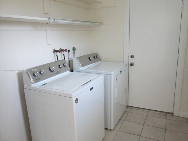 Building Photo - 4831 Bayview Dr