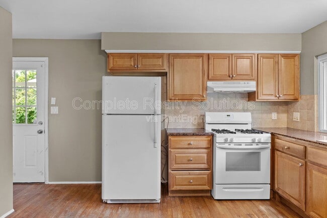 Building Photo - 561 Golfwood Dr