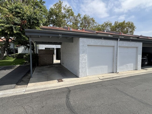 Building Photo - Fantastic 3 Bed 1.5 Bath End Unit Townhome in Orange!