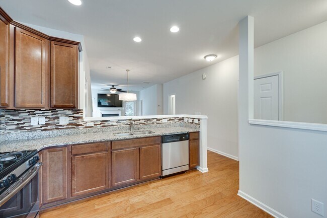 Building Photo - Beautifully maintained 3-bedroom, 3 bath e...