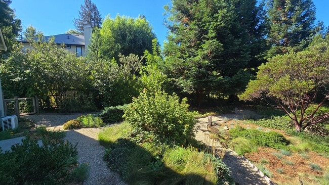 Building Photo - Private, peaceful home on nearly half an a...