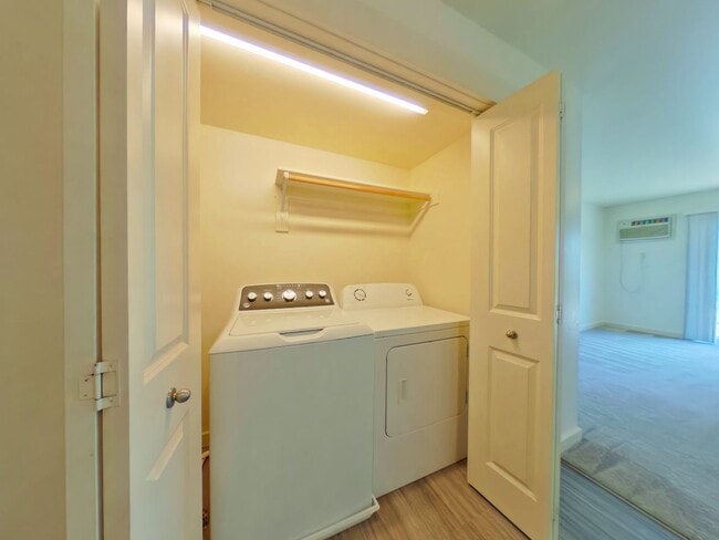 Building Photo - Centrally Located Second Floor 2b w/ Private Deck! Close to MSU & Downtown