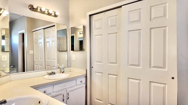 Building Photo - 1007 Brandon Quay