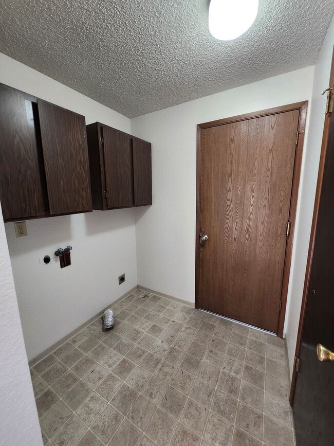 Building Photo - Spacious One Level 4 Bedroom, All New Kitchen Appliances, Landscaping Included!