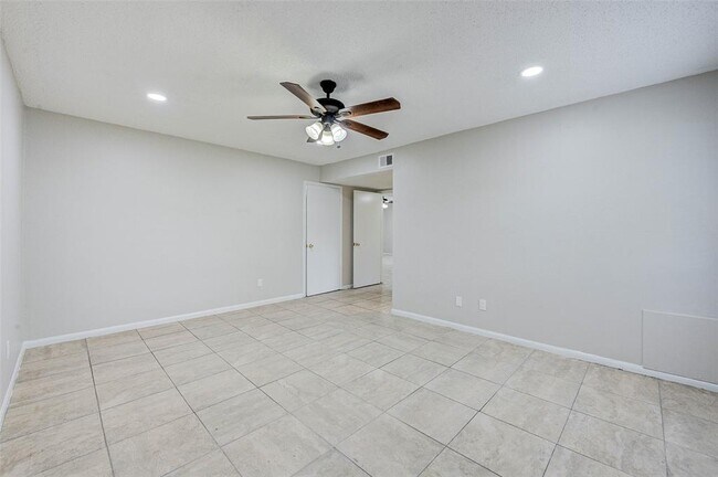 Building Photo - 7900 Westheimer Rd