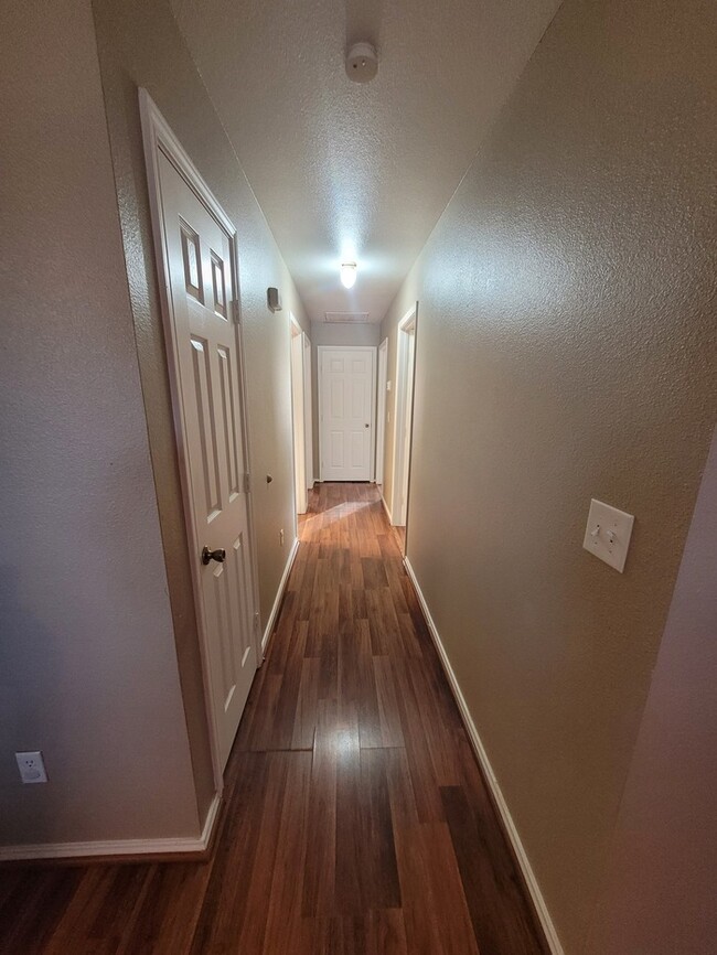 Building Photo - 3 bed 2 bath home with carport, move in re...