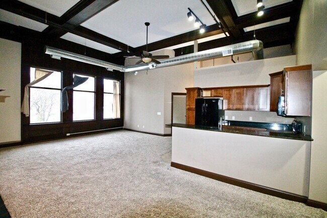 Building Photo - 400 N Main St