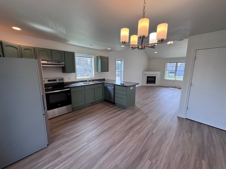 Building Photo - 629 E Pine St