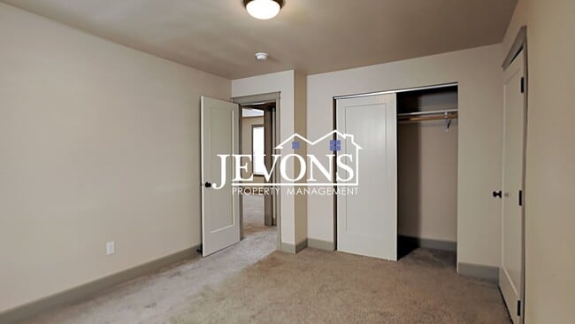 Building Photo - Spacious 4-bedroom home with fully equippe...