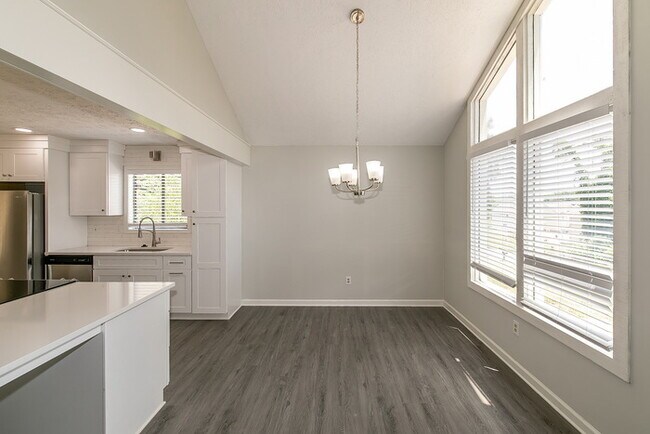 Building Photo - 3941 Kensington Dr