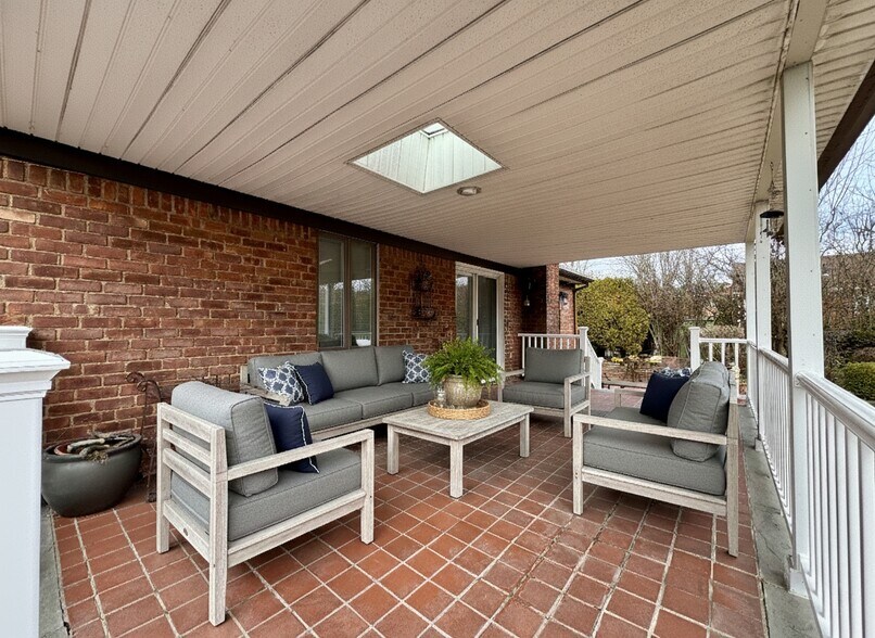 Building Photo - 23 Center Dr