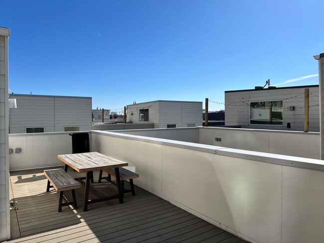 Building Photo - Luxury Slot-Style Town Home in the Heart of RiNo
