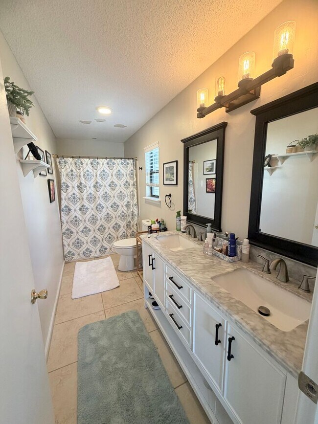 Building Photo - Fenced in 4 Bed 2 Bath in Mariners Landing