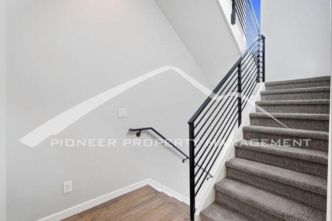 Building Photo - Gorgeous Townhome with Central AC and Rooftop Deck