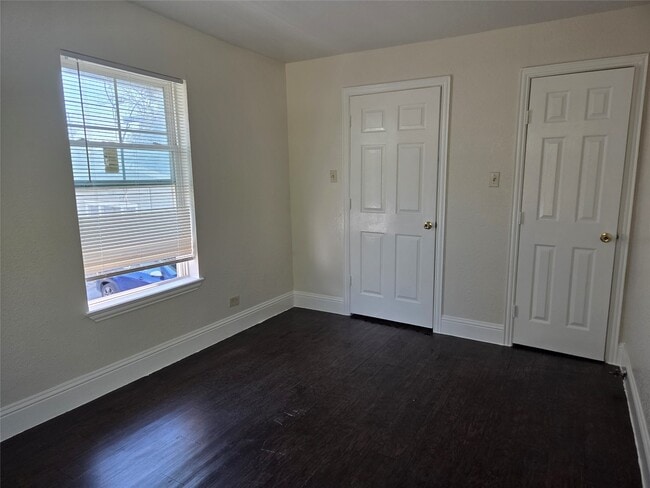 Building Photo - 302 N 71st St