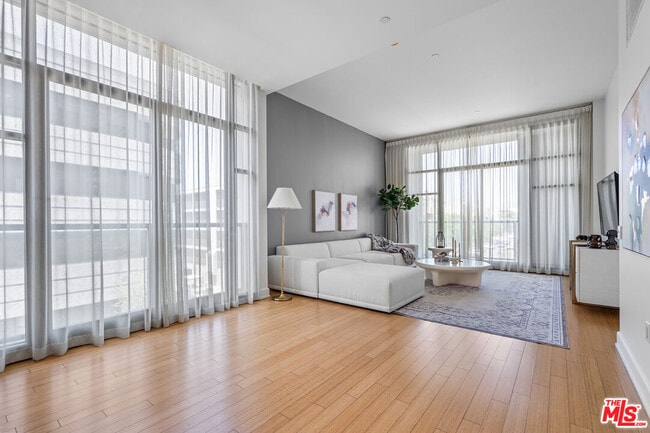 Building Photo - 3223 W 6th St