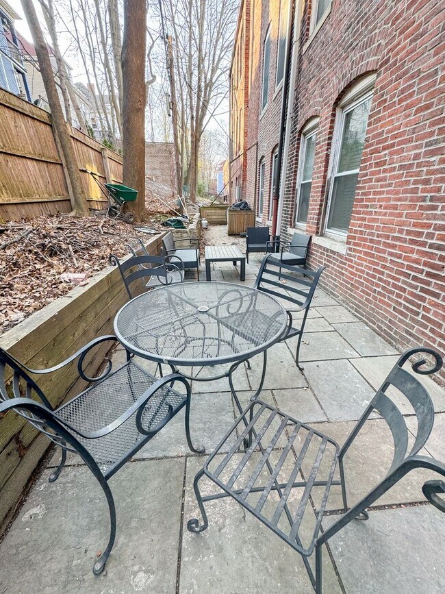 Building Photo - Amazing 3 bed 2 baths in Brookline.... MAY MOVE IN