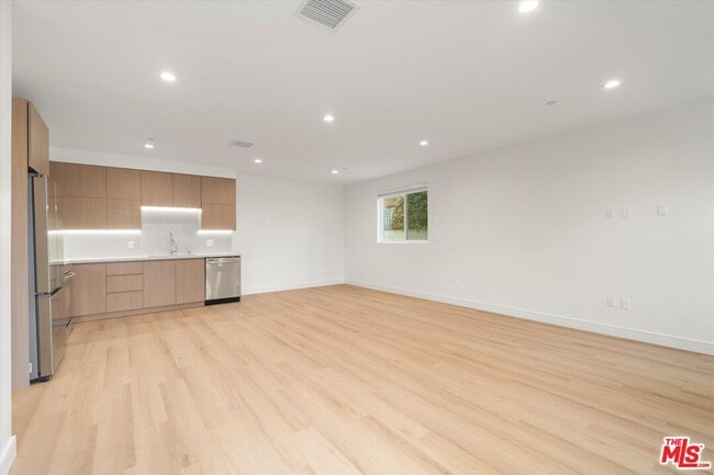 Building Photo - 11025 Blix St