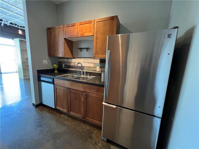 Building Photo - 2401 E 6th St