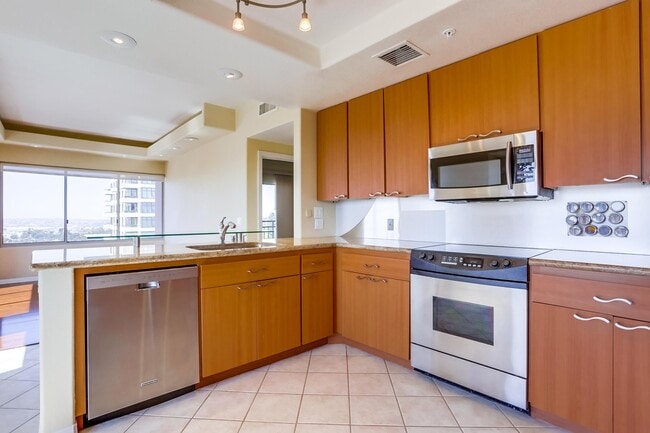 Building Photo - Amazing views from this gorgeous Bankers H...