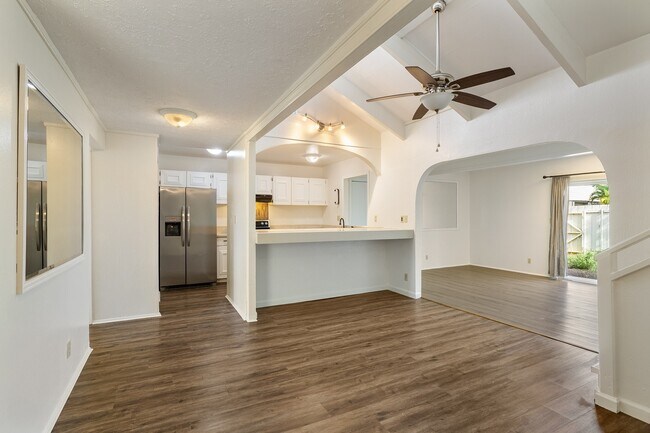 Building Photo - 2-Bedroom / 1-Bath Condo + Loft. 2 Parking Stalls. Water Included.