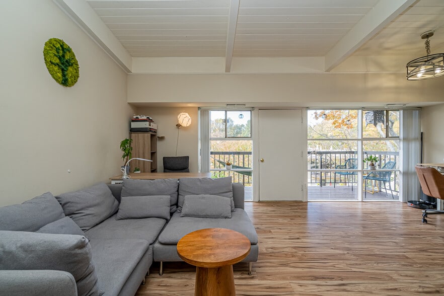 Building Photo - 4965 Americana Dr