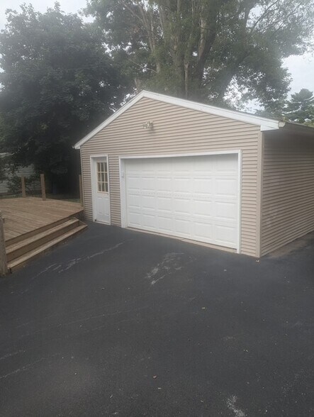 Garage - 212 Carnahan Ave