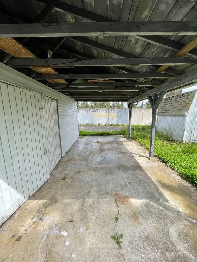 Building Photo - Cozy 2BD Duplex with carport!