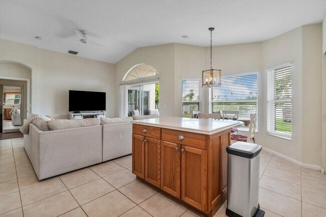 Building Photo - 2453 Country Golf Dr