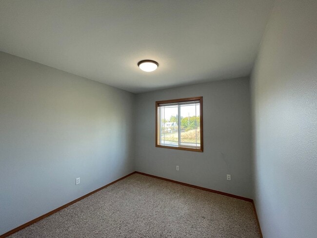 Building Photo - Spacious 5BR / 3BA Beacon Hill Home – 2,210 SF – $3900 – Pets OK