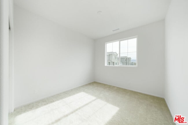 Building Photo - 16151 Linden Ln