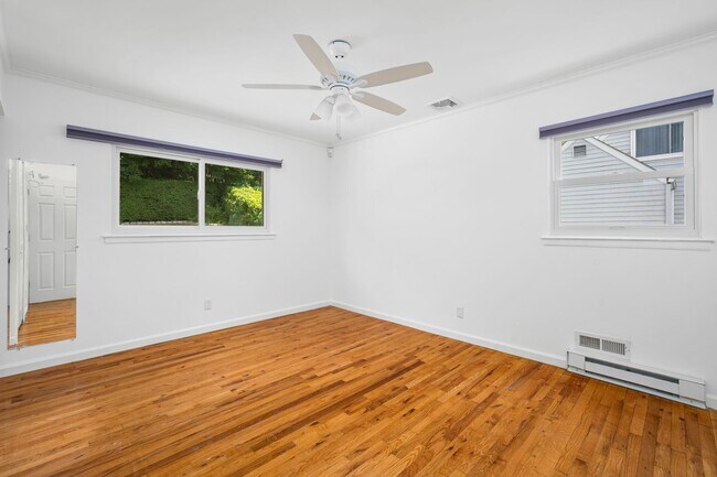 Building Photo - Spacious 3 Bed, 3 Bath