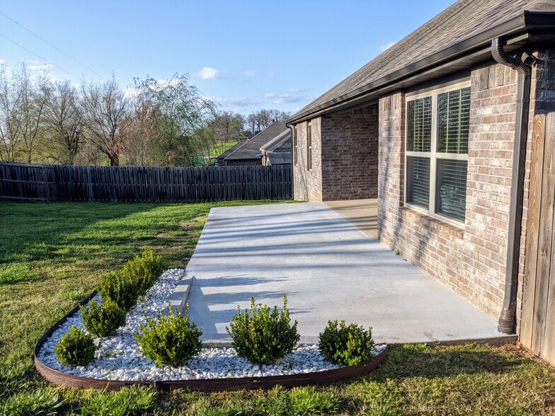 Building Photo - 700 Hawthorn Way