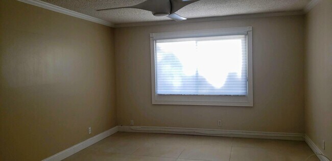 Building Photo - 331 Lakeview Dr