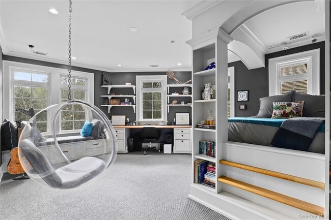 Building Photo - 10 Upland Rd N