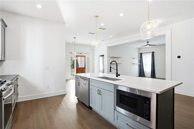 Building Photo - 1025 Oak St SW