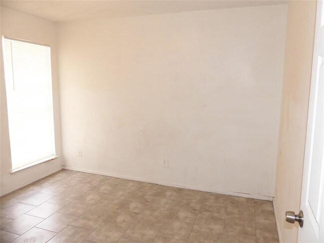 Building Photo - 701 Oakwood Ln