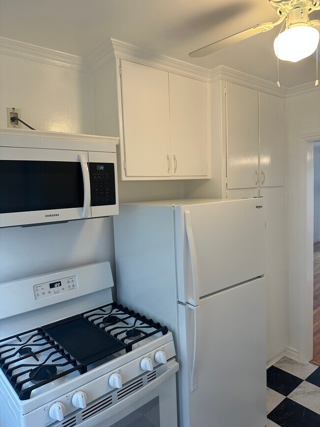 Building Photo - 933 W Huntington Dr