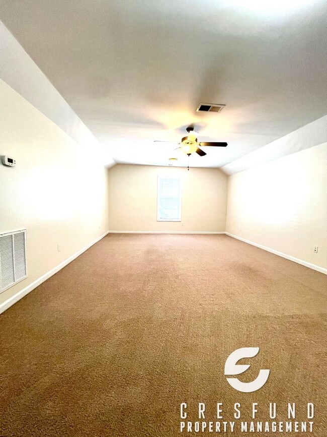 Building Photo - Freshly Painted and Spacious 4 Bedroom, 3 ...