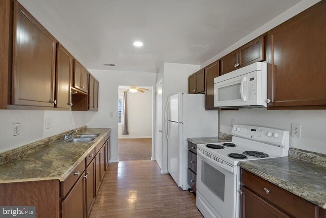 Building Photo - 9 Park Square Dr